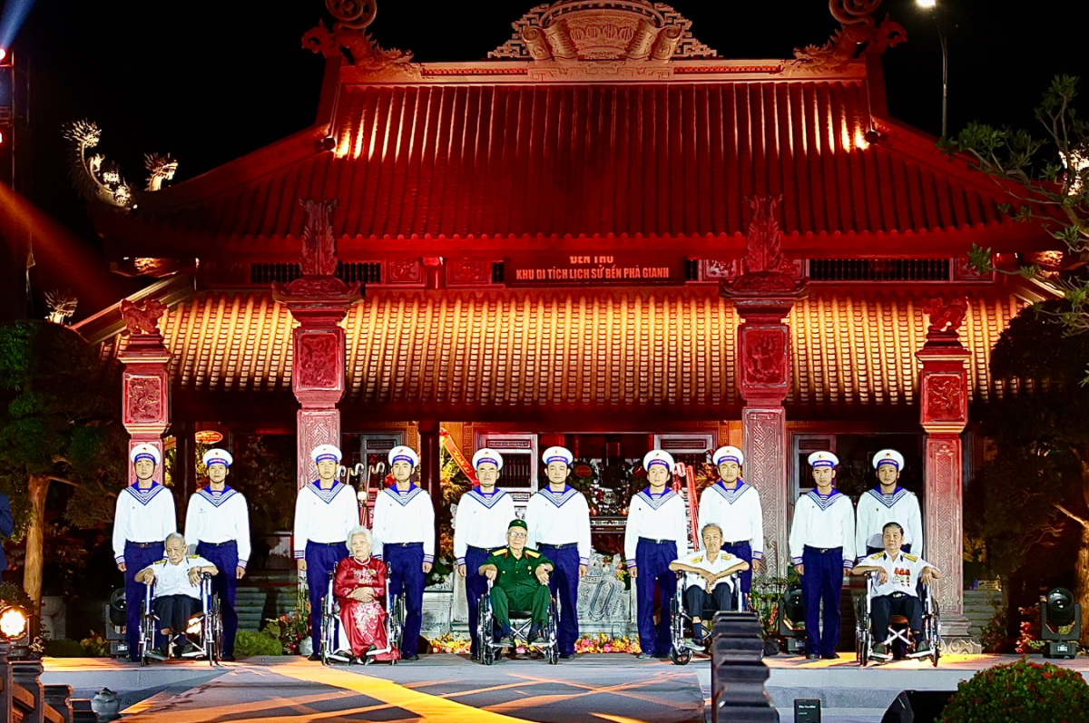 Phó Thủ tướng Lê Tiến Châu dâng hương tại Khu di tích lịch sử bến phà Gianh (Quảng Trị)