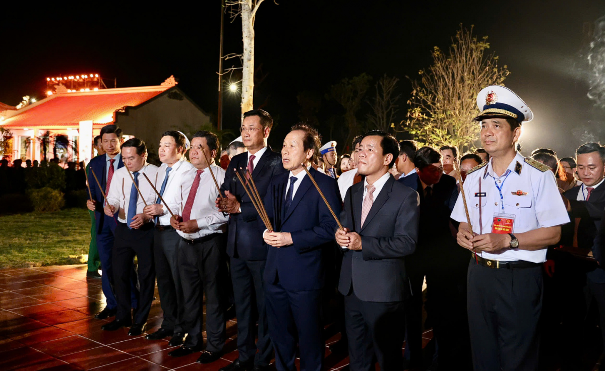 Phó Thủ tướng Lê Tiến Châu dâng hương tại Khu di tích lịch sử bến phà Gianh (Quảng Trị)