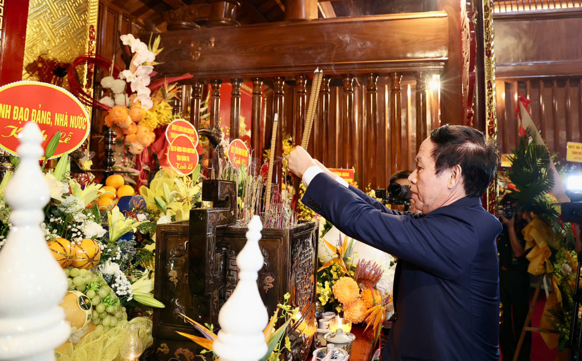 Phó Thủ tướng Lê Tiến Châu dâng hương tại Khu di tích lịch sử bến phà Gianh (Quảng Trị)