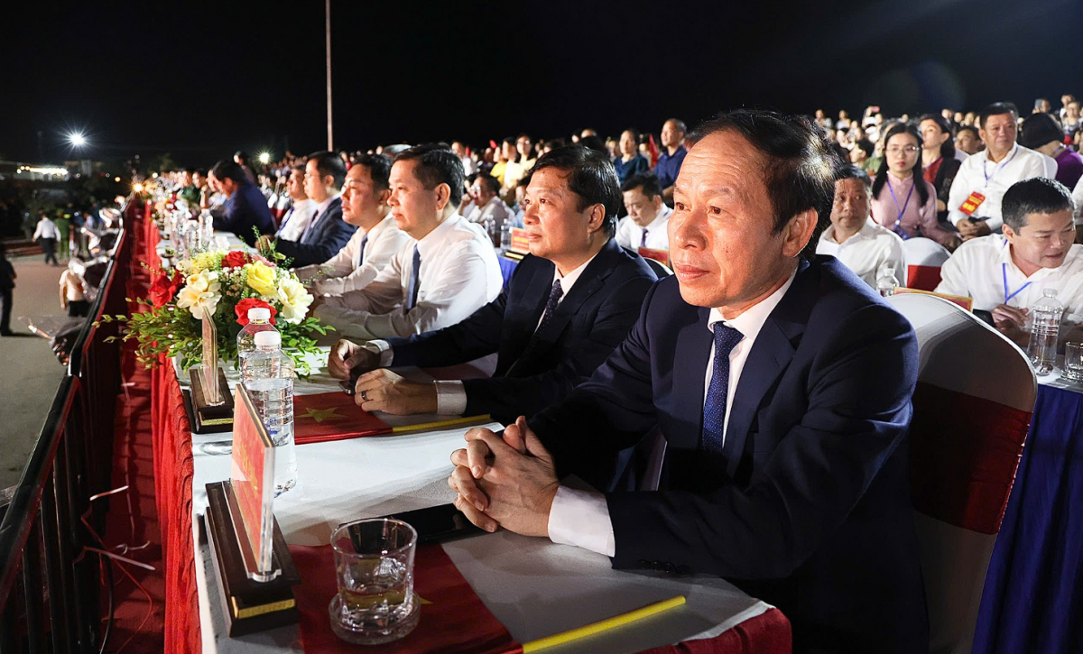 Phó Thủ tướng Lê Tiến Châu dâng hương tại Khu di tích lịch sử bến phà Gianh (Quảng Trị)