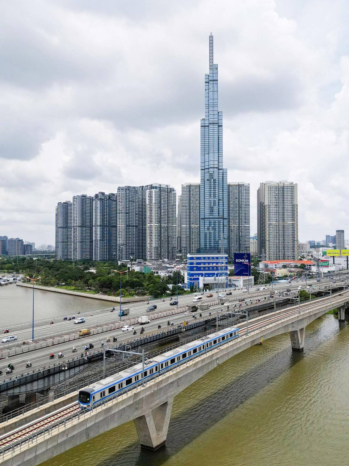 Tuyến metro số 1 sẽ tăng chuyến và kéo dài thời gian hoạt động từ 5 giờ sáng đến 23 giờ, với tần suất giãn cách từ 5–15 phút, giúp giảm tải áp lực giao thông mặt đất.