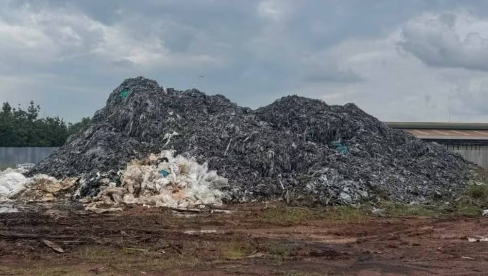 Số lượng lớn chất thải do các đối tượng đổ trộm tại xã Lộc Thạnh gây ô nhiễm môi trường trong khu vực.