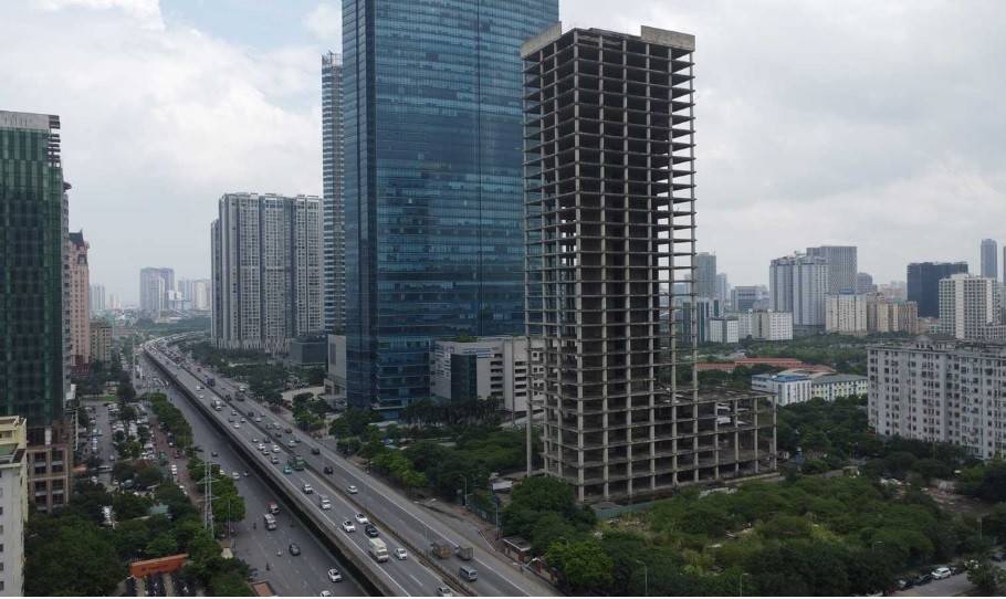 Tòa nhà Vicem tại Hà Nội sau nhiều năm vẫn chỉ là khối bê tông dang dở, cho thấy mức độ lãng phí lớn của các dự án bất động sản chậm triển khai.
