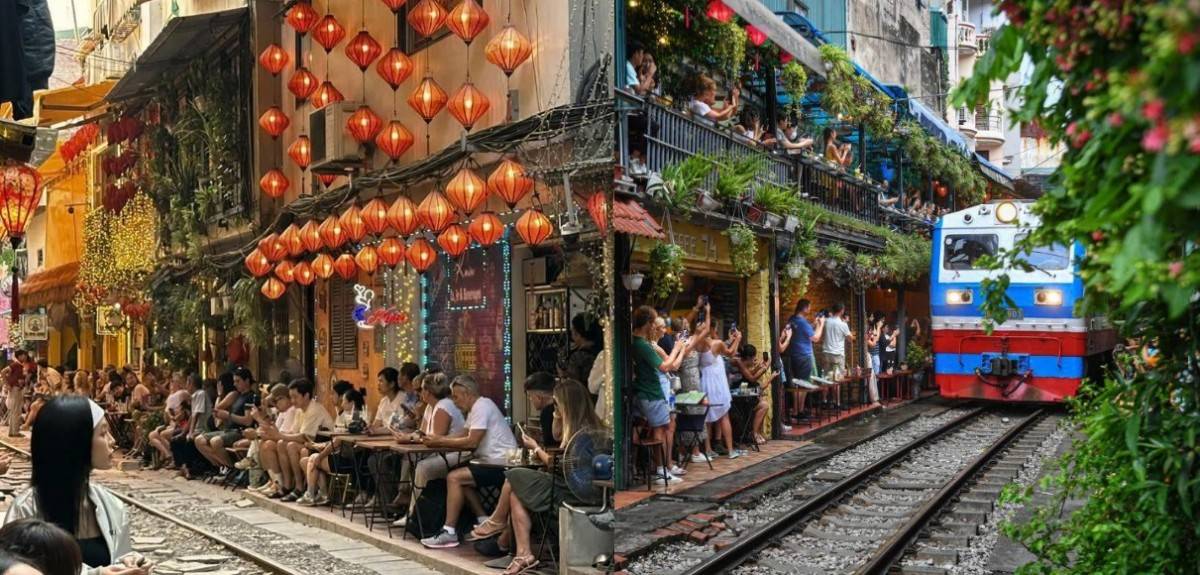 Phố cà phê đường tàu tại Hà Nội tiềm ẩn nguy cơ cao về tai nạn giao thông đường sắt do du khách tụ tập, chụp ảnh sát ray và kinh doanh lấn chiếm hành lang an toàn