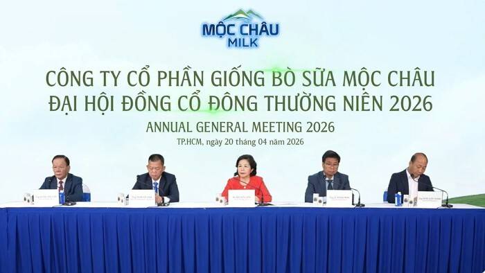 Lãnh đạo Mộc Châu Milk tại đại hội sáng 20/4. 