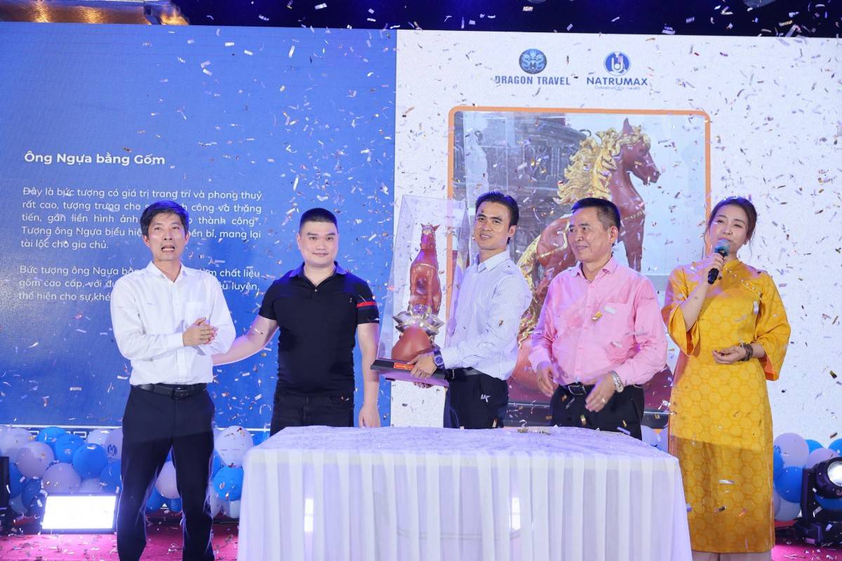 Các doanh nhân quyên góp xây dựng đền Mẫu trong buổi đấu giá các vật phẩm văn hóa tiêu biểu do Dragon Travel tổ chức.