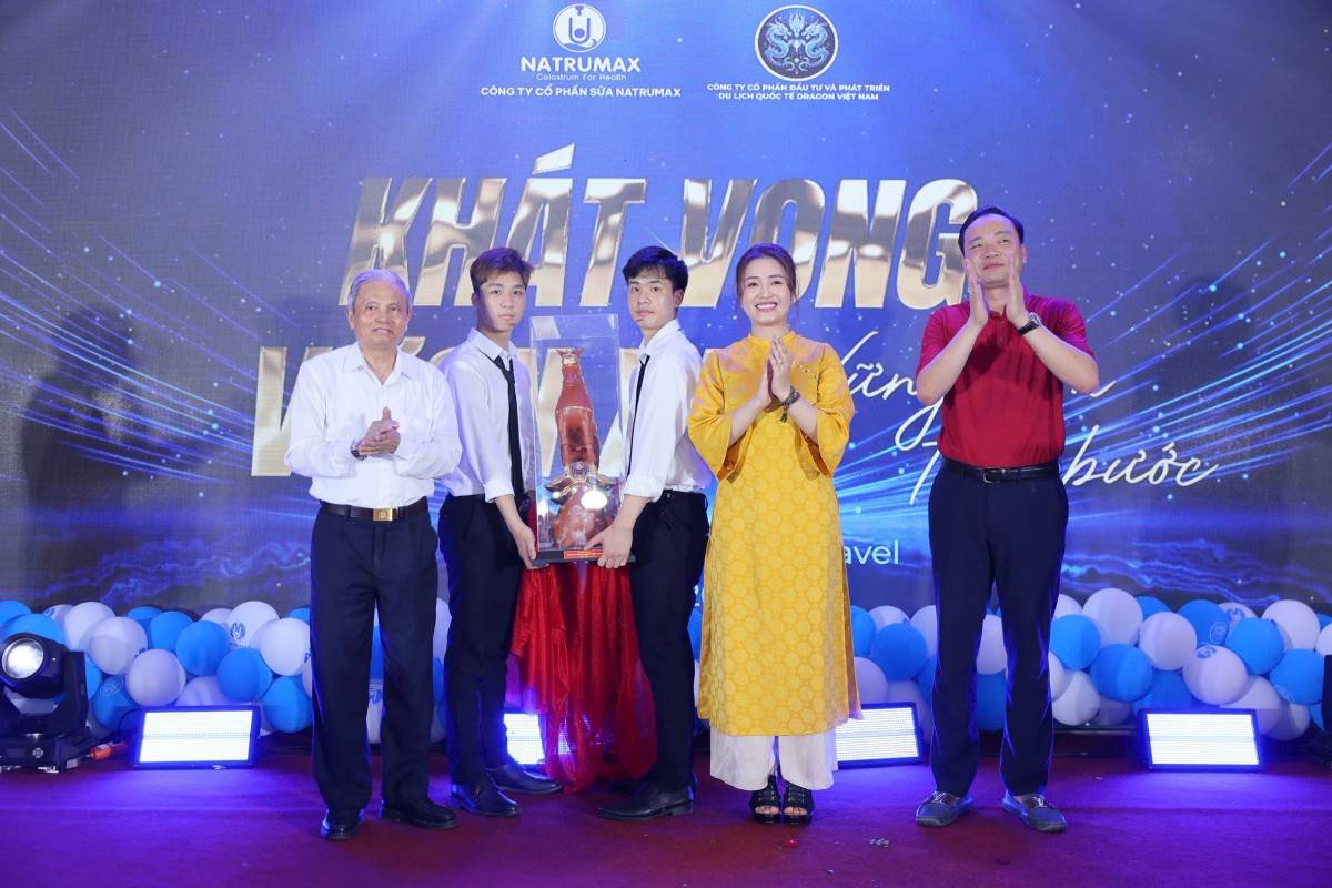 Nguyên Bộ trưởng Bộ Thông tin và Truyền thông Lê Doãn Hợp trao tặng Ông Ngựa Gốm, chúc mừng 15 năm thành lập Dragon Travel.