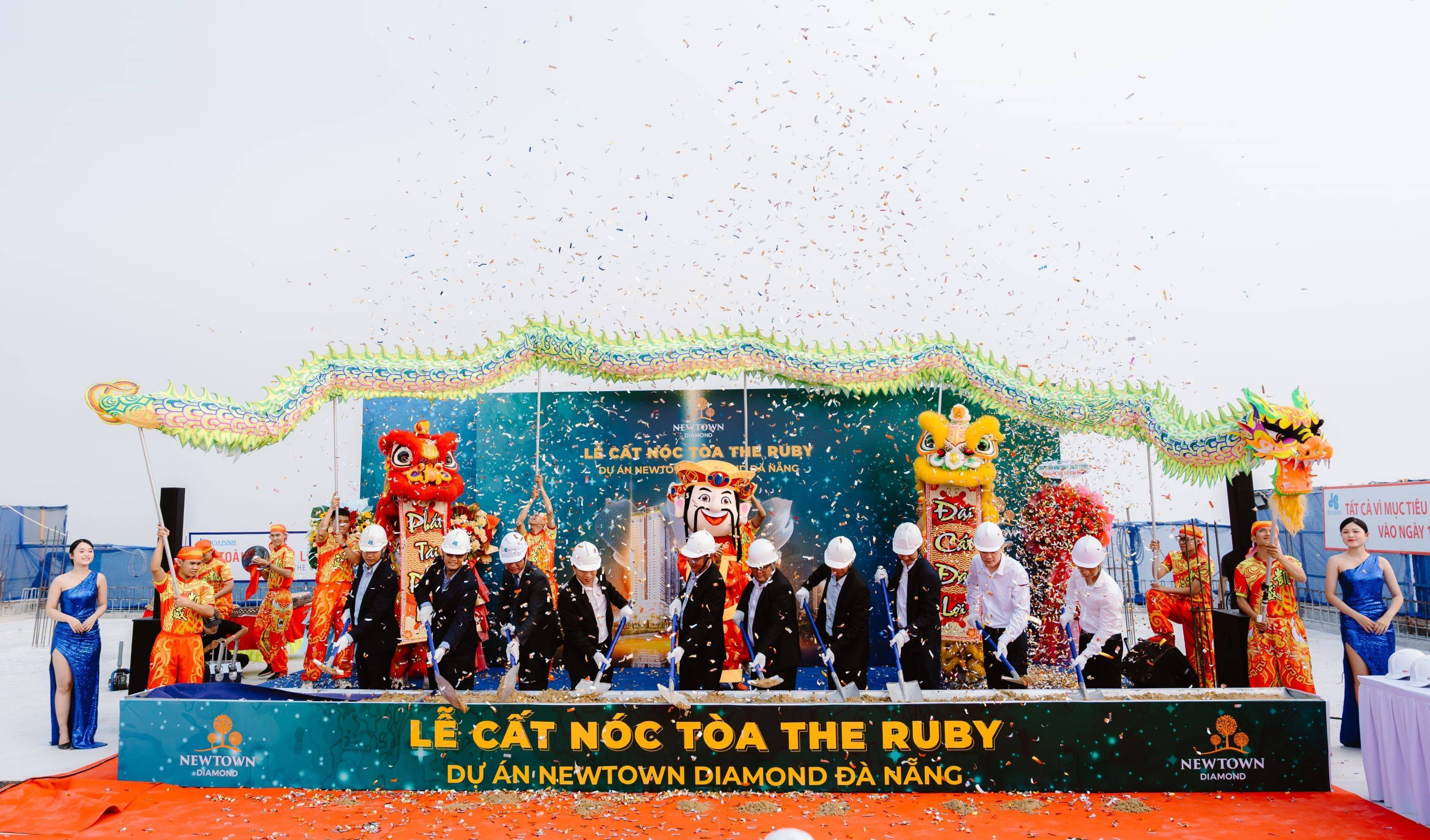 Toàn cảnh nghi thức cất nóc tòa The Ruby