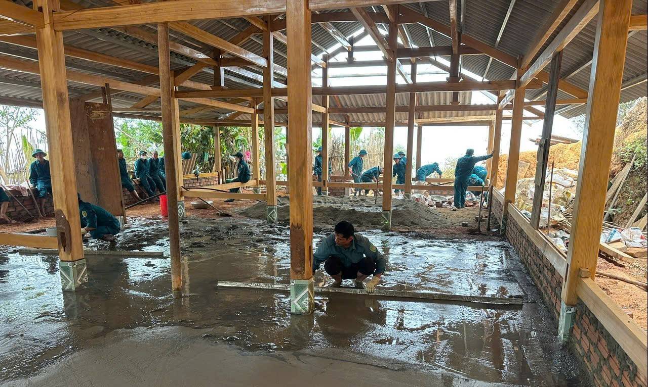 Ban Chỉ huy Quân sự xã Mù Cang Chải vun đắp thế trận lòng dân, góp sức làm nhà cho gia đình quân nhân