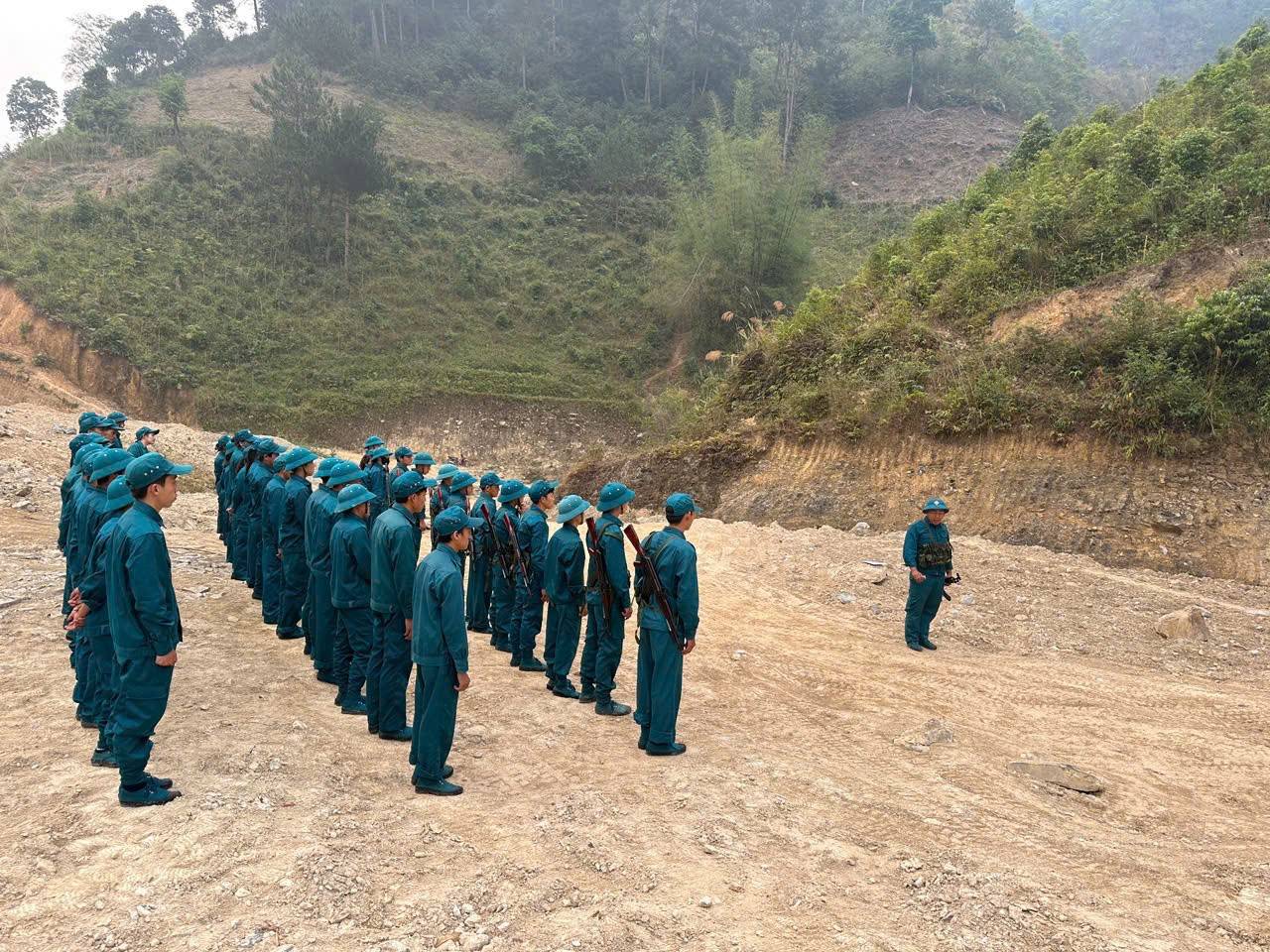 Ban Chỉ huy Quân sự xã Mù Cang Chải vun đắp thế trận lòng dân, góp sức làm nhà cho gia đình quân nhân