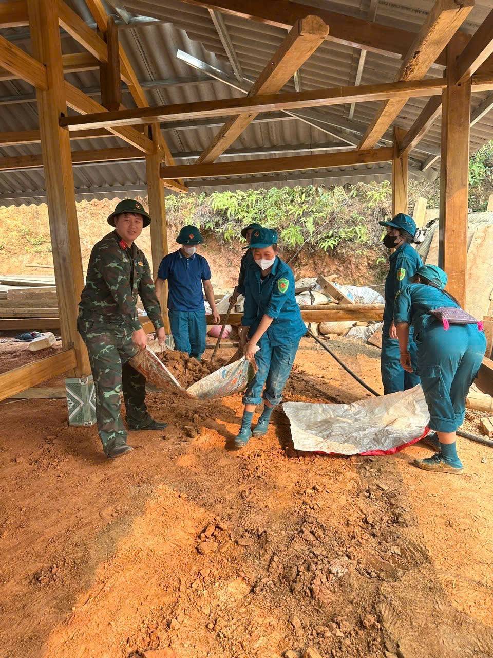 Ban Chỉ huy Quân sự xã Mù Cang Chải vun đắp thế trận lòng dân, góp sức làm nhà cho gia đình quân nhân