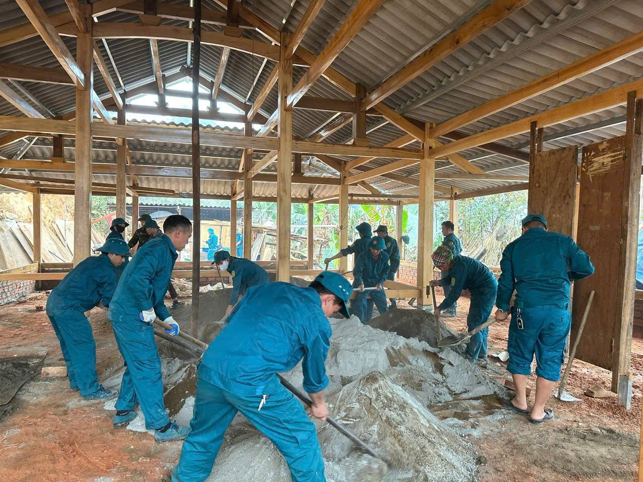 Ban Chỉ huy Quân sự xã Mù Cang Chải vun đắp thế trận lòng dân, góp sức làm nhà cho gia đình quân nhân