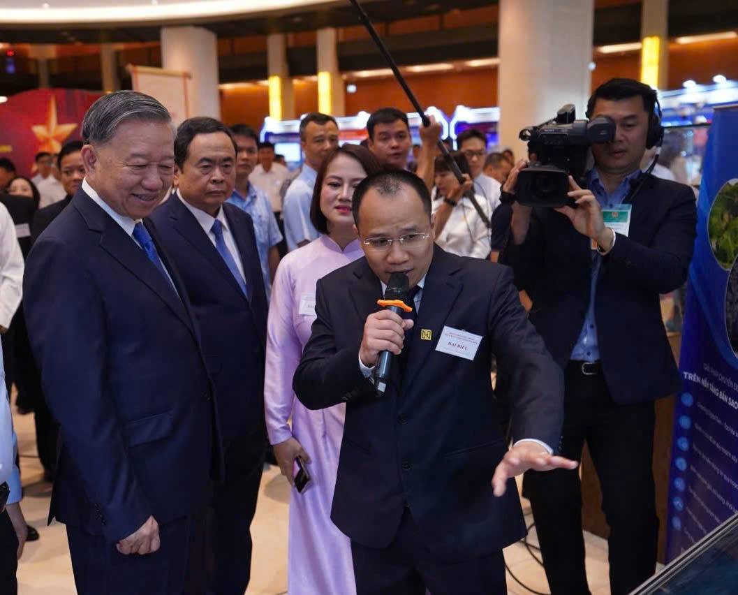 Chuyên gia Lại Thiên Phong trình bày trước Tổng Bí thư – Chủ tịch nước Tô Lâm về bộ giải pháp công nghệ giải quyết được nhiều vấn đề cho quản lý đô thị thông minh tại triển lãm chuyên đề đặc biệt tổ chức tại Nhà Quốc hội trong khuôn khổ Hội nghị toàn quốc quán triệt, triển khai Nghị quyết số 66 và Nghị quyết số 68 của Bộ Chính trị, ngày 18/5.