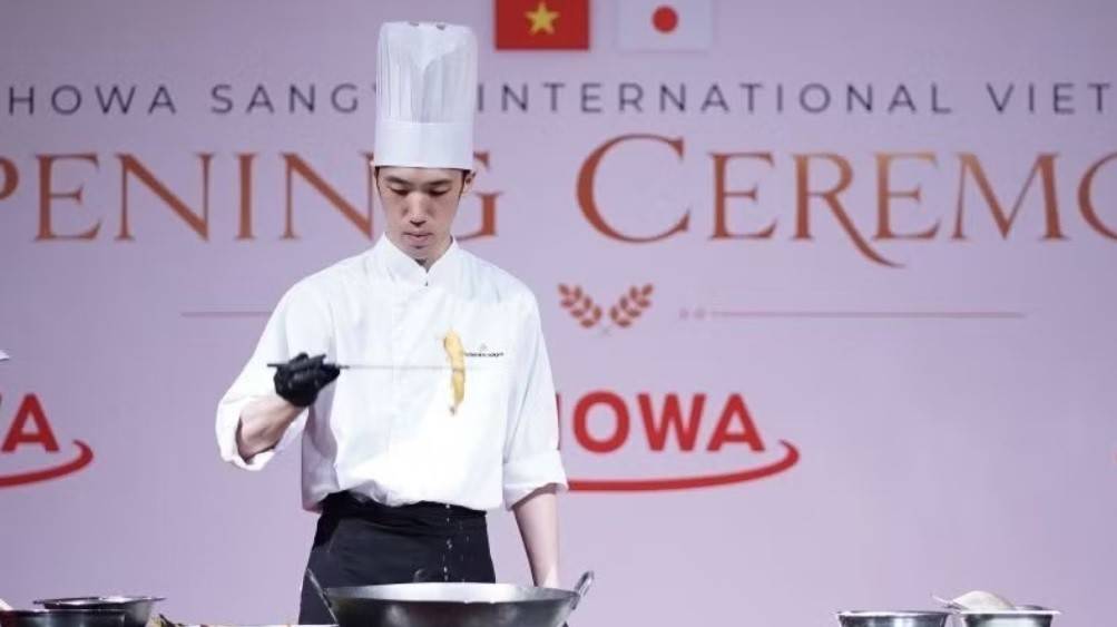 Bếp trưởng Chef Oyama trình diễn chế biến món tempura sử dụng sản phẩm Showa Tempura Batter Mix.