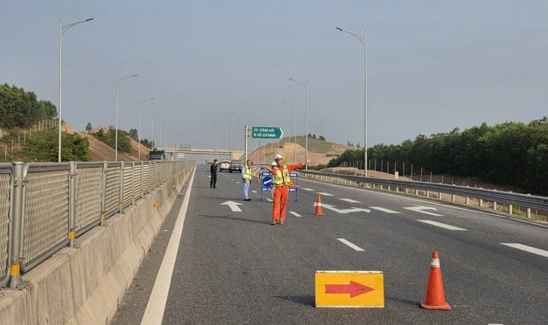 Cơ quan chức năng sẽ đóng đường trên tuyến cao tốc Bắc - Nam đoạn từ Vũng Áng đến Cam Lộ qua tỉnh Quảng Trị để lắp đặt giá long môn từ ngày 22/4 đến 26/4.