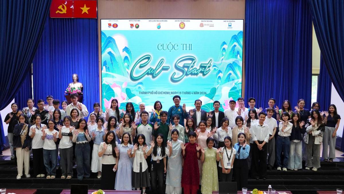 Các thí sinh chụp hình kỷ niệm tại cuộc thi.