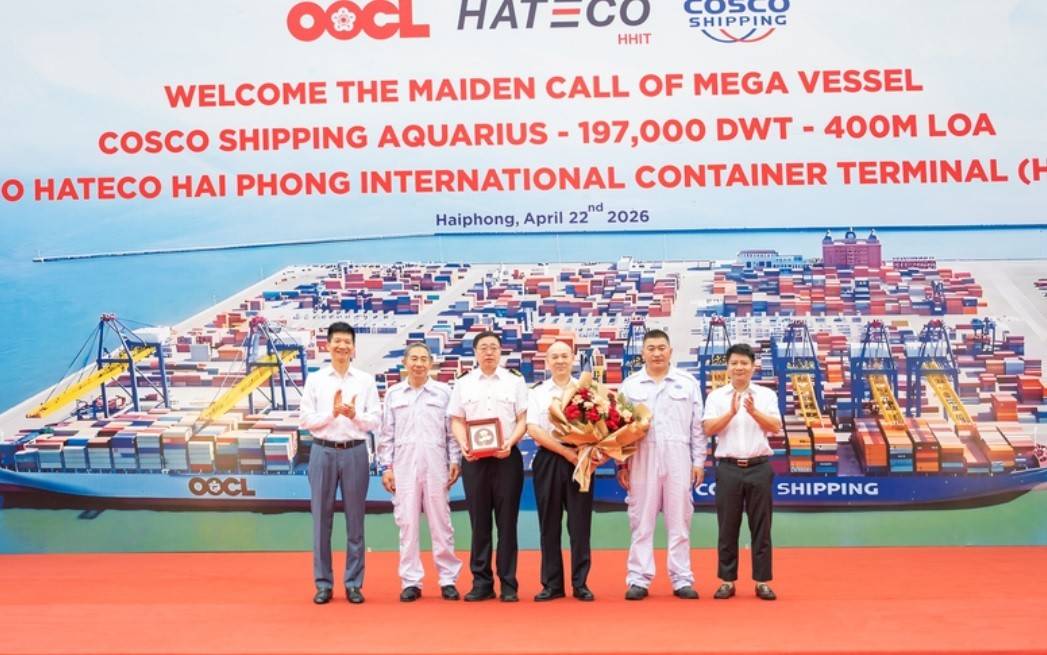 Ban Lãnh đạo Tập đoàn Hateco tặng hoa và kỷ niệm chương cho thuyền trưởng tàu COSCO SHIPPING AQUARIUS tại lễ đón tàu (Ảnh: https://baochinhphu.vn).