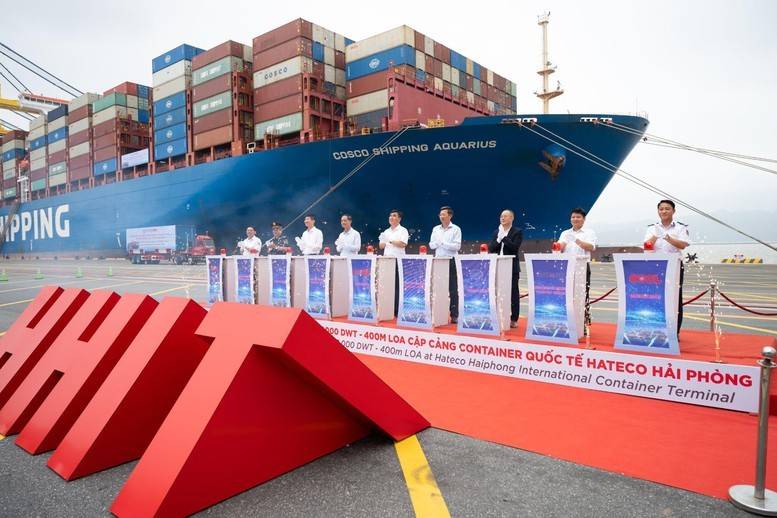 Các đại biểu thực hiện nghi thức đón siêu tàu COSCO SHIPPING AQUARIUS cập Cảng Container Quốc tế Hateco Hải Phòng (HHIT)