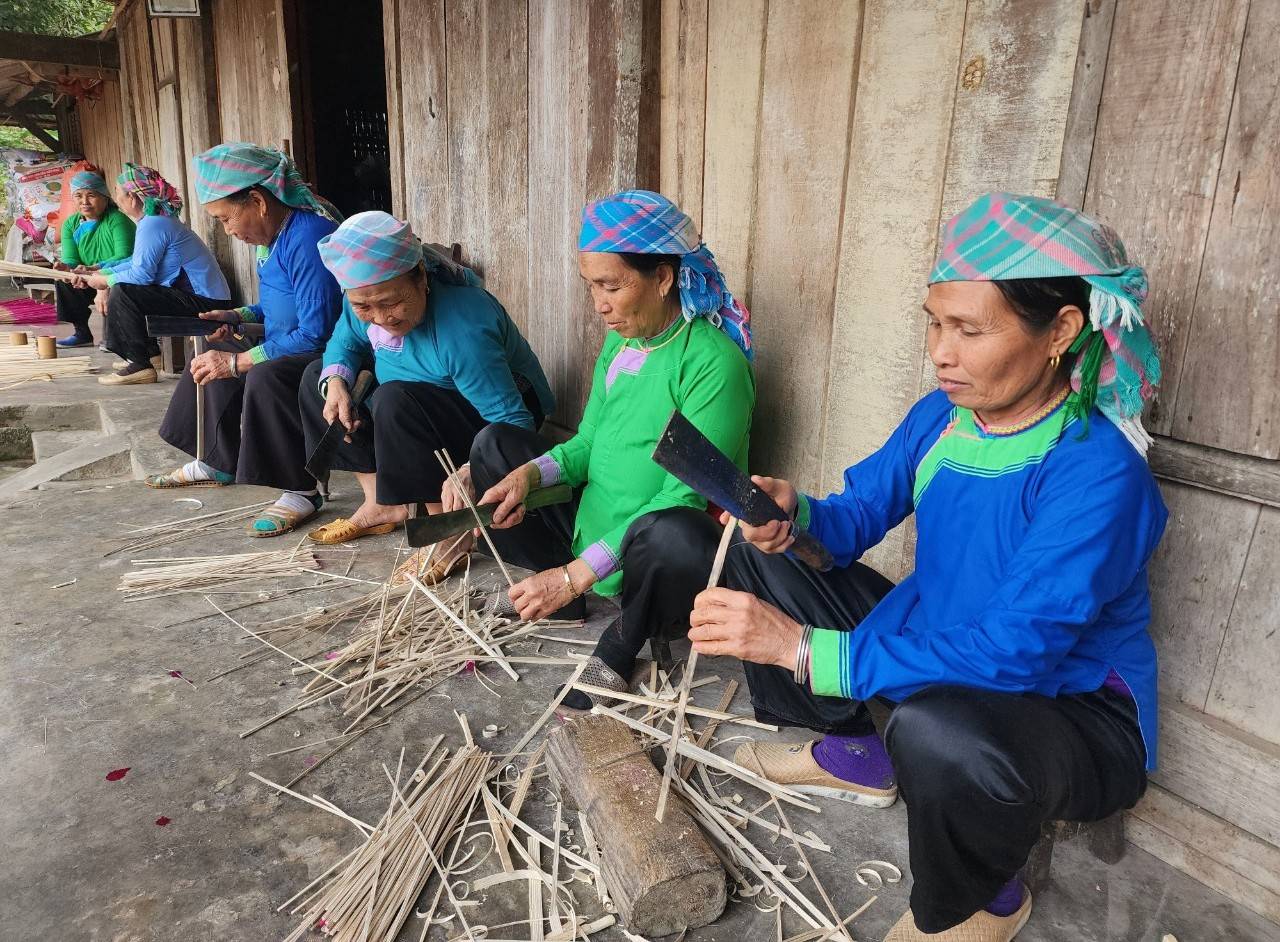 Lào Cai đặt mục tiêu “đánh thức” làng nghề: Gắn bảo tồn với du lịch, hướng tới 70% hoạt động hiệu quả