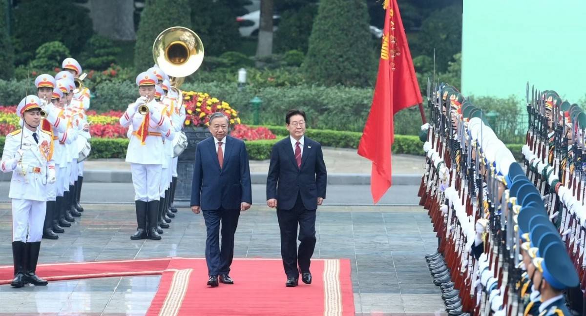 Tổng Bí thư, Chủ tịch nước Tô Lâm và Tổng thống Hàn Quốc Lee Jae Myung duyệt đội danh dự Quân đội nhân dân Việt Nam.