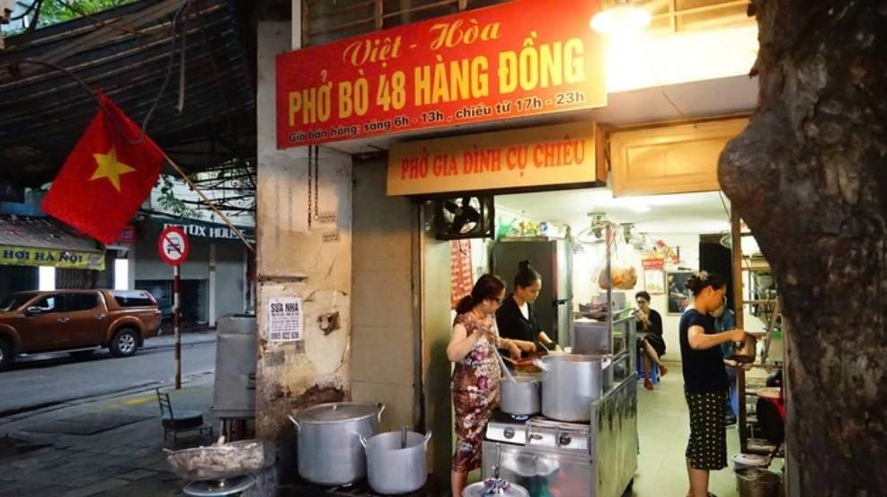 Một góc phố cổ Hà Nội khi đêm xuống: ghế nhựa thấp, quán bia hơi, dòng người chen chúc trong không gian chật hẹp. Không cần sân khấu, chính nhịp sống đời thường tạo nên trải nghiệm – thứ mà nhiều du khách quốc tế xem là “linh hồn” của Việt Nam.