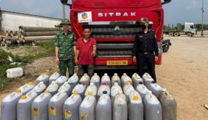 Đà Nẵng: Bắt vụ vận chuyển 880 lít dầu qua biên giới