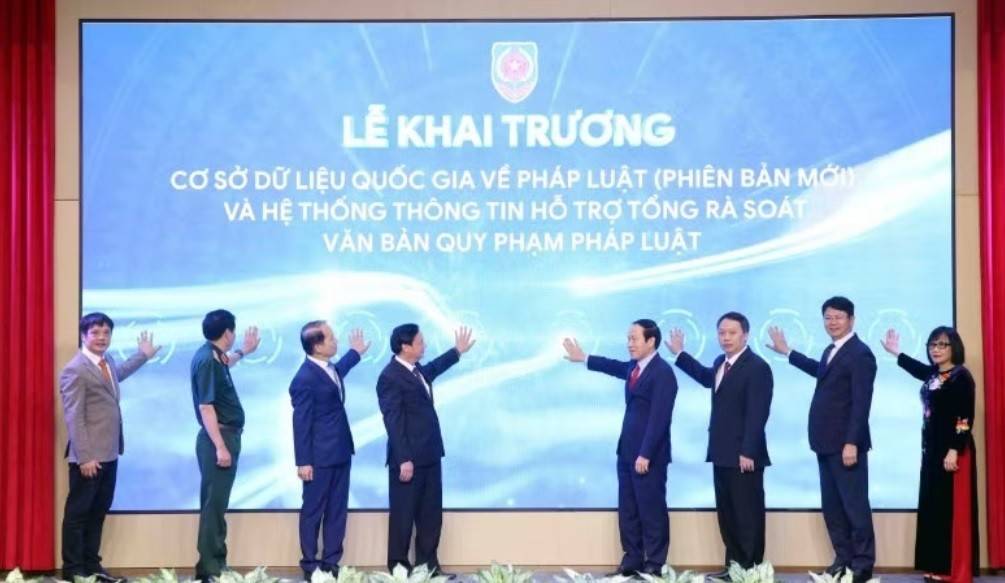 Các đại biểu tiến hành bấm nút khai trương.