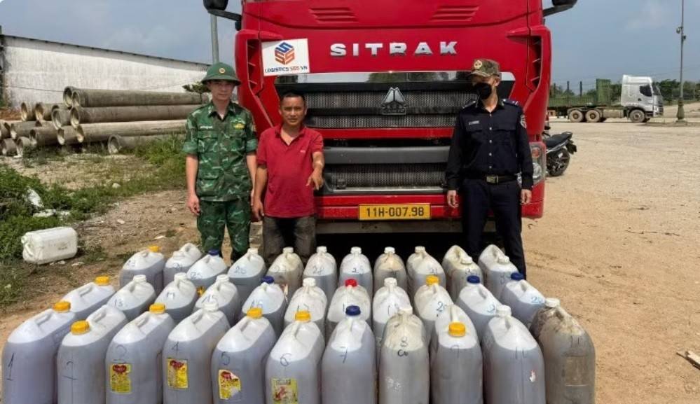 Tang vật được xác định khoảng 880 lít dầu diesel bị thu giữ (Ảnh: Bộ đội Biên phòng TP. Đà Nẵng).