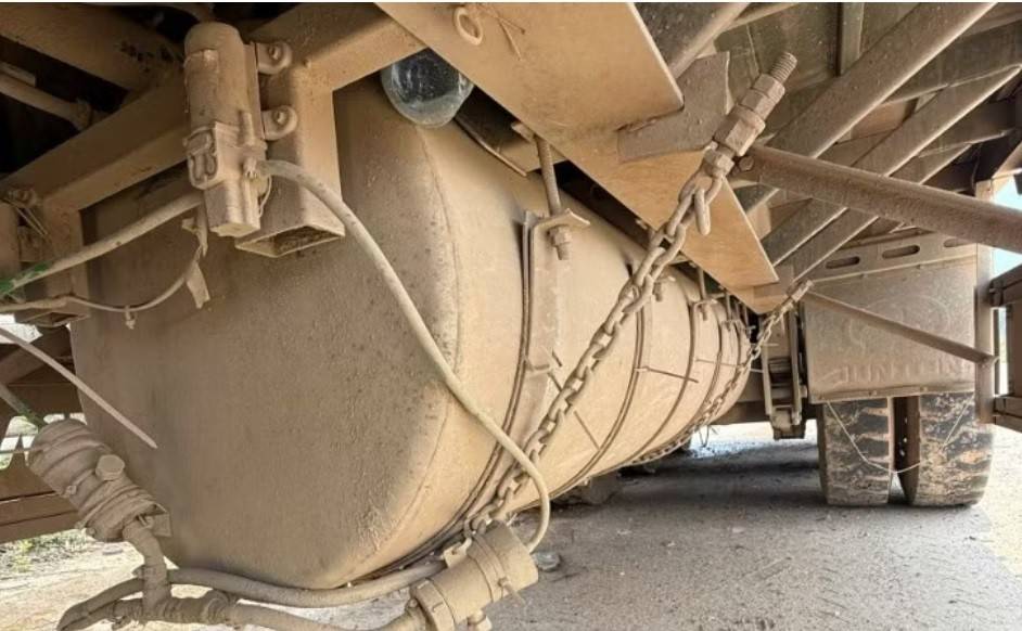 Bình kim loại hình trụ, đường kính khoảng 0,7m, dài 2,56m, được đối tượng hàn cố định vào khung xe dùng để chứa dầu diesel (Ảnh: Bộ đội Biên phòng TP. Đà Nẵng).