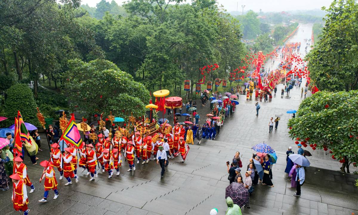 Rực rỡ lễ rước kiệu Đền Hùng