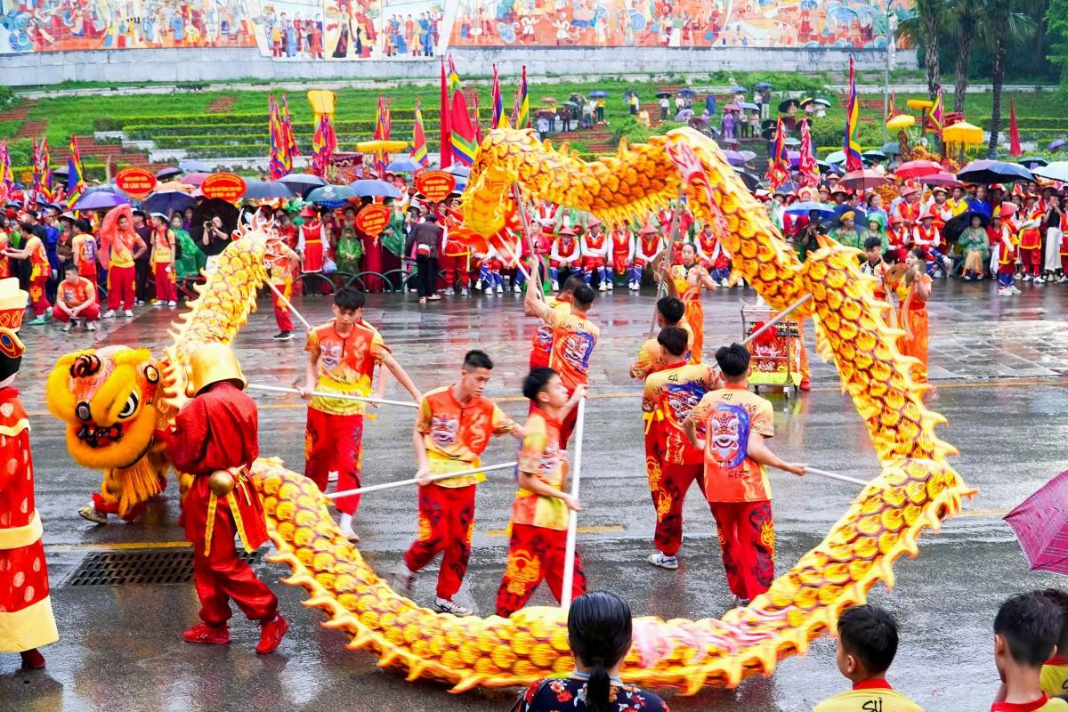 Rực rỡ lễ rước kiệu Đền Hùng