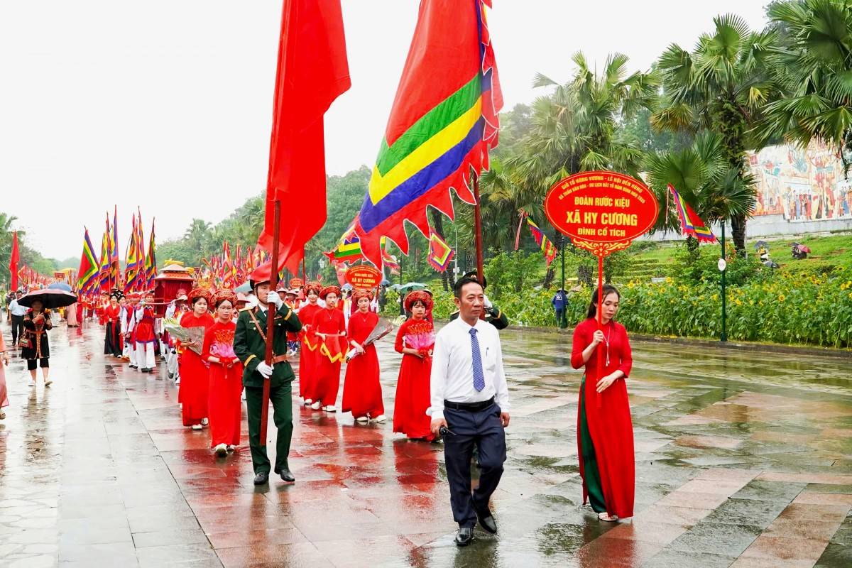 Rực rỡ lễ rước kiệu Đền Hùng