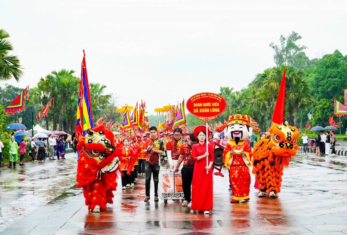 Rực rỡ lễ rước kiệu Đền Hùng