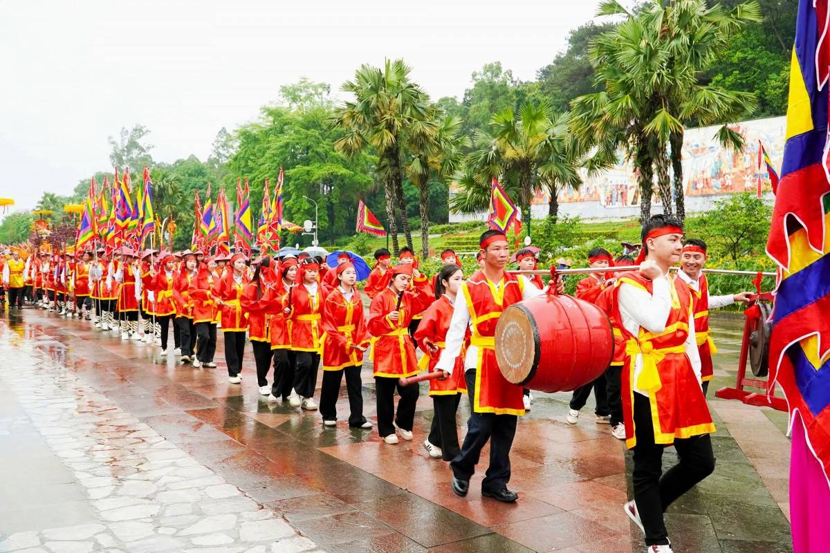 Rực rỡ lễ rước kiệu Đền Hùng