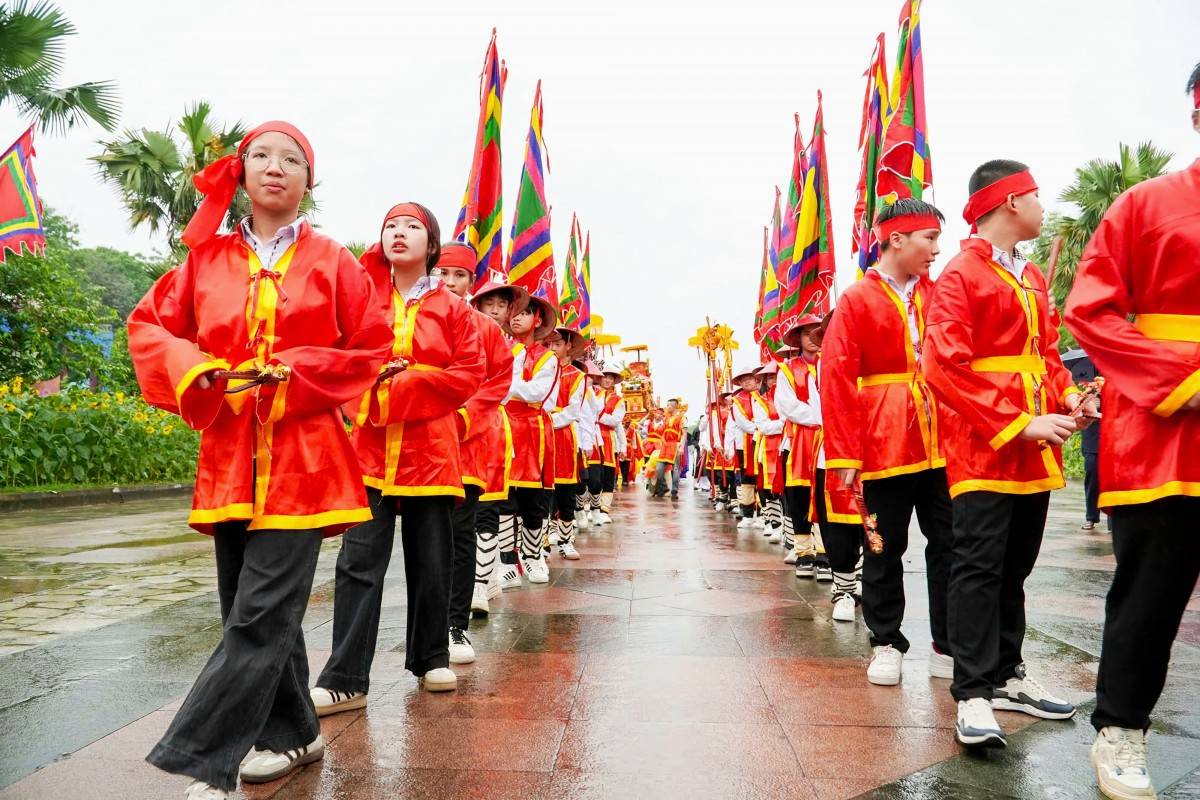 Rực rỡ lễ rước kiệu Đền Hùng