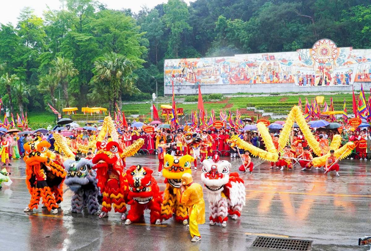 Rực rỡ lễ rước kiệu Đền Hùng