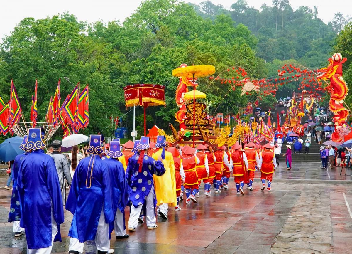 Rực rỡ lễ rước kiệu Đền Hùng