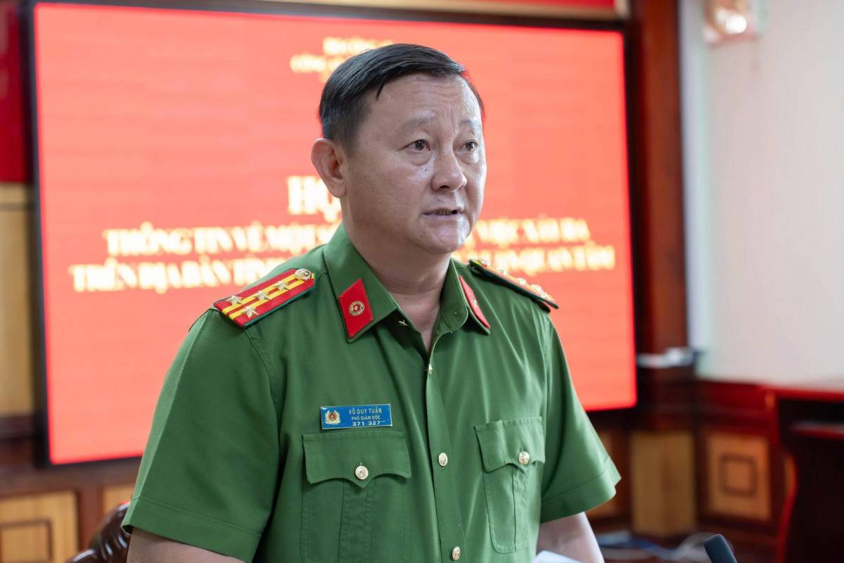 Đại tá Võ Duy Tuấn - Phó Giám đốc Công an tỉnh Đắk Lắk thông tin nội dung vụ việc với các cơ quan báo chí.