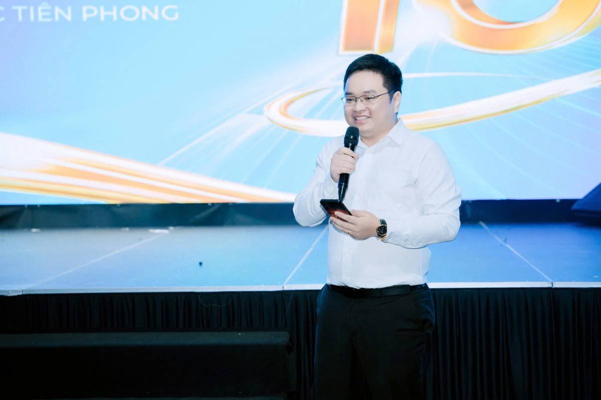 CEO Mai Xuân Hoàng trình bày giải pháp chuyển đổi số và triển khai nhà máy thông minh tại hội thảo do Samsung Việt Nam tổ chức, quy tụ 12 doanh nghiệp CNTT hàng đầu.