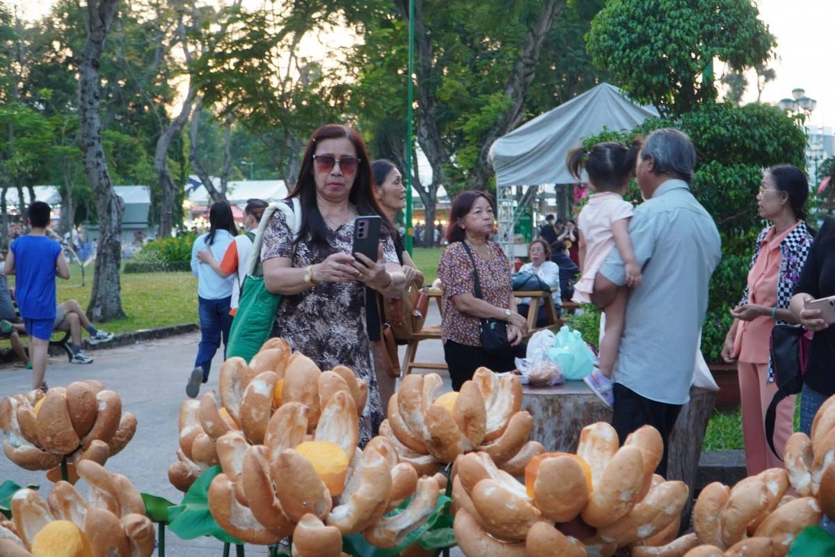 Hàng nghìn người dân TP.HCM đổ về dự lễ hội bánh mì 2026