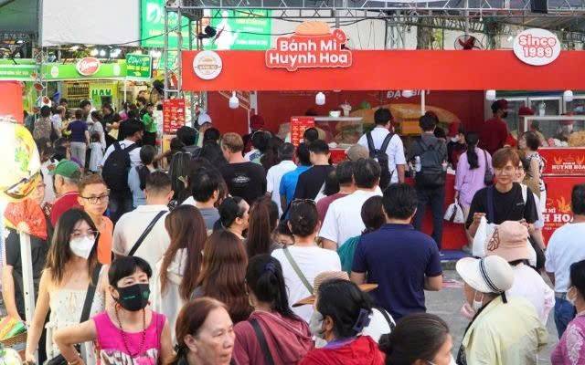 Hàng nghìn người dân TP.HCM đổ về dự lễ hội bánh mì 2026