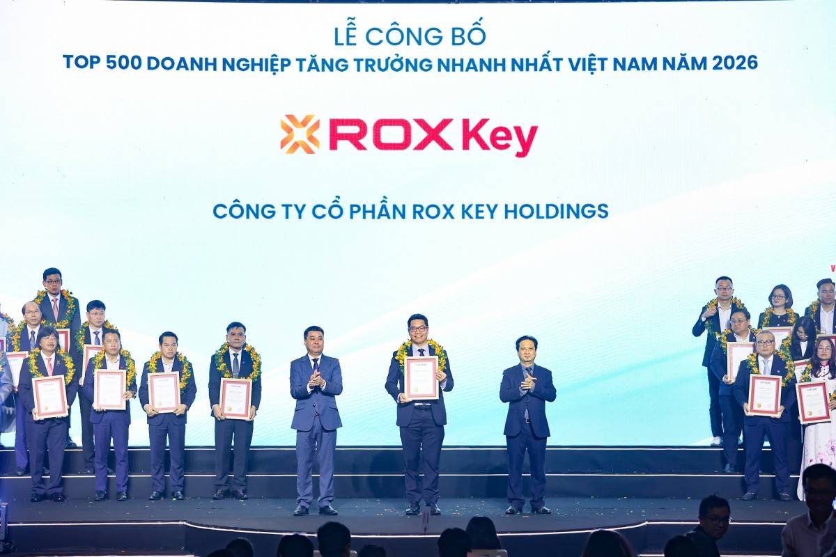 Tổng Giám đốc Nguyễn Văn Hiệp, đại diện ROX Key nhận chứng nhận tại Lễ công bố FAST500 năm 2026