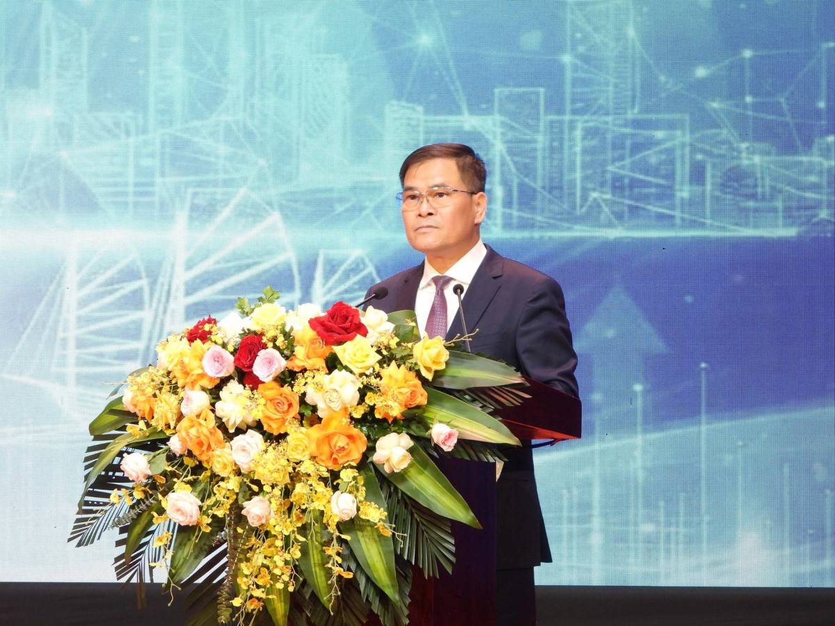 Ông Bùi Văn Khắng, Phó Bí thư tỉnh ủy, Chủ tịch UBND tỉnh Quảng Ninh phát biểu tại hội nghị