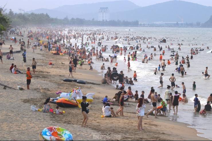 Cửa Lò vào mùa hút khách, du lịch biển xứ Nghệ tăng tốc đón cao điểm hè