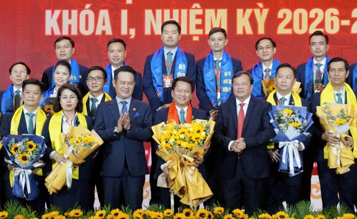 Chủ tịch UBND tỉnh Tây Ninh Lê Văn Hẳn (người thứ 3 từ phải qua) và Chủ tịch Hội Doanh nhân trẻ Việt Nam Đăng Hồng Anh (người thứ 3 từ trái qua) chúc mừng tân Chủ tịch Hội Doanh trẻ Tây Ninh 