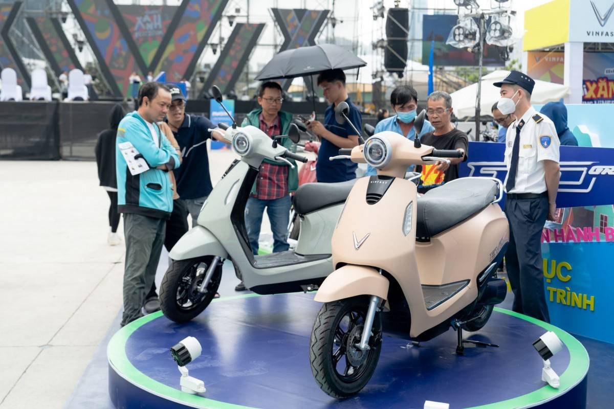 Khách hàng Việt lên đời xe máy điện VinFast cho cả gia đình: Từ mua thử đến thay thế hoàn toàn xe xăng