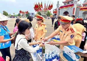 CSGT Phú Thọ phát hàng trăm thùng nước, sữa miễn phí dịp cao điểm Đền Hùng