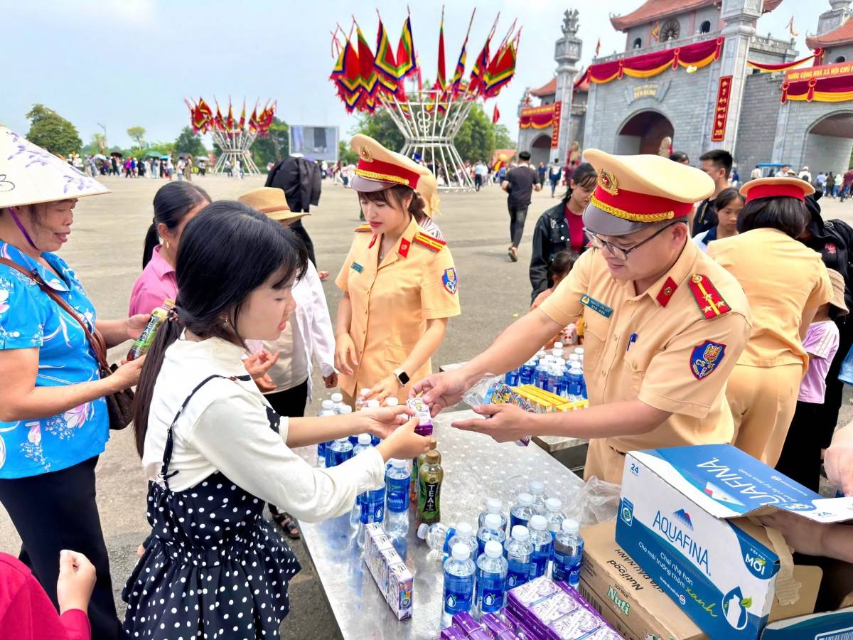 CSGT Phú Thọ phát hàng trăm thùng nước, sữa miễn phí dịp cao điểm Đền Hùng