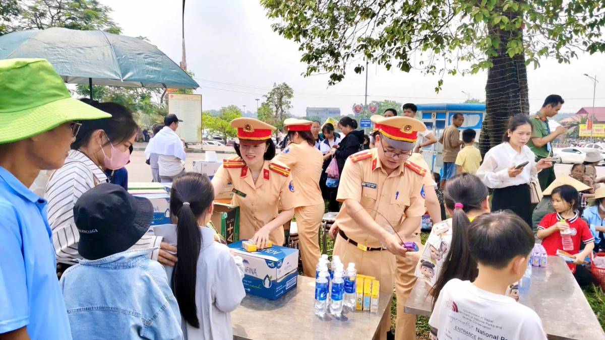 CSGT Phú Thọ phát hàng trăm thùng nước, sữa miễn phí dịp cao điểm Đền Hùng