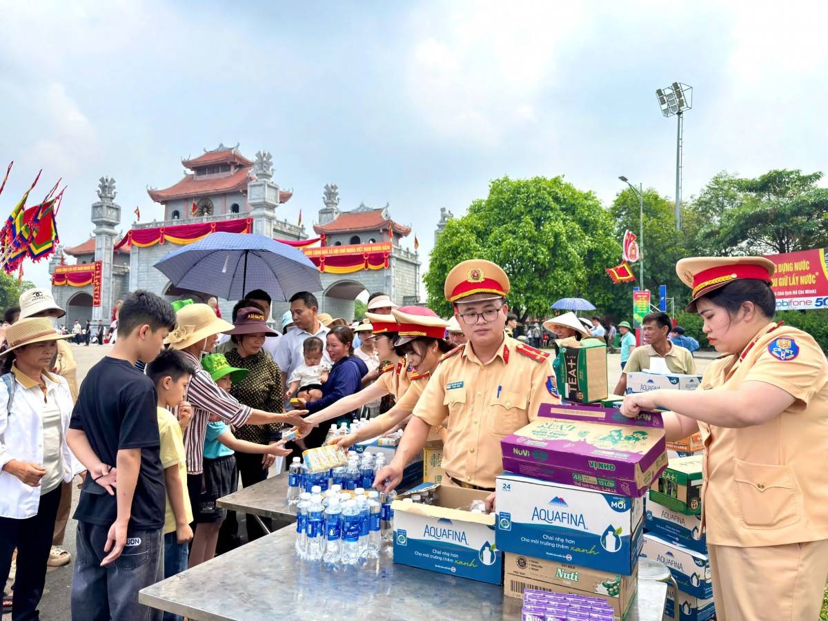 CSGT Phú Thọ phát hàng trăm thùng nước, sữa miễn phí dịp cao điểm Đền Hùng